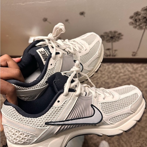 Nike Air Zoom Vomero 5 - Picture 2 of 3